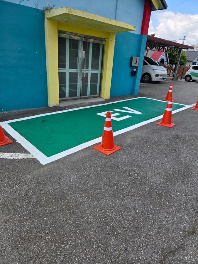 전기차 충전구역 바닥 도색을 마친 주차장